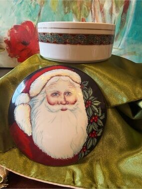 Mikasa Porcelain Christmas Santa Covered Round Jewelry Trinket Box